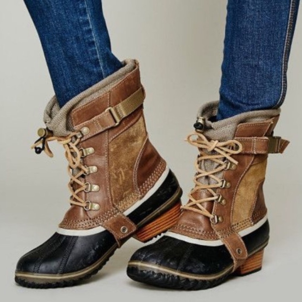 Sorel Short Carly Conquest Boots